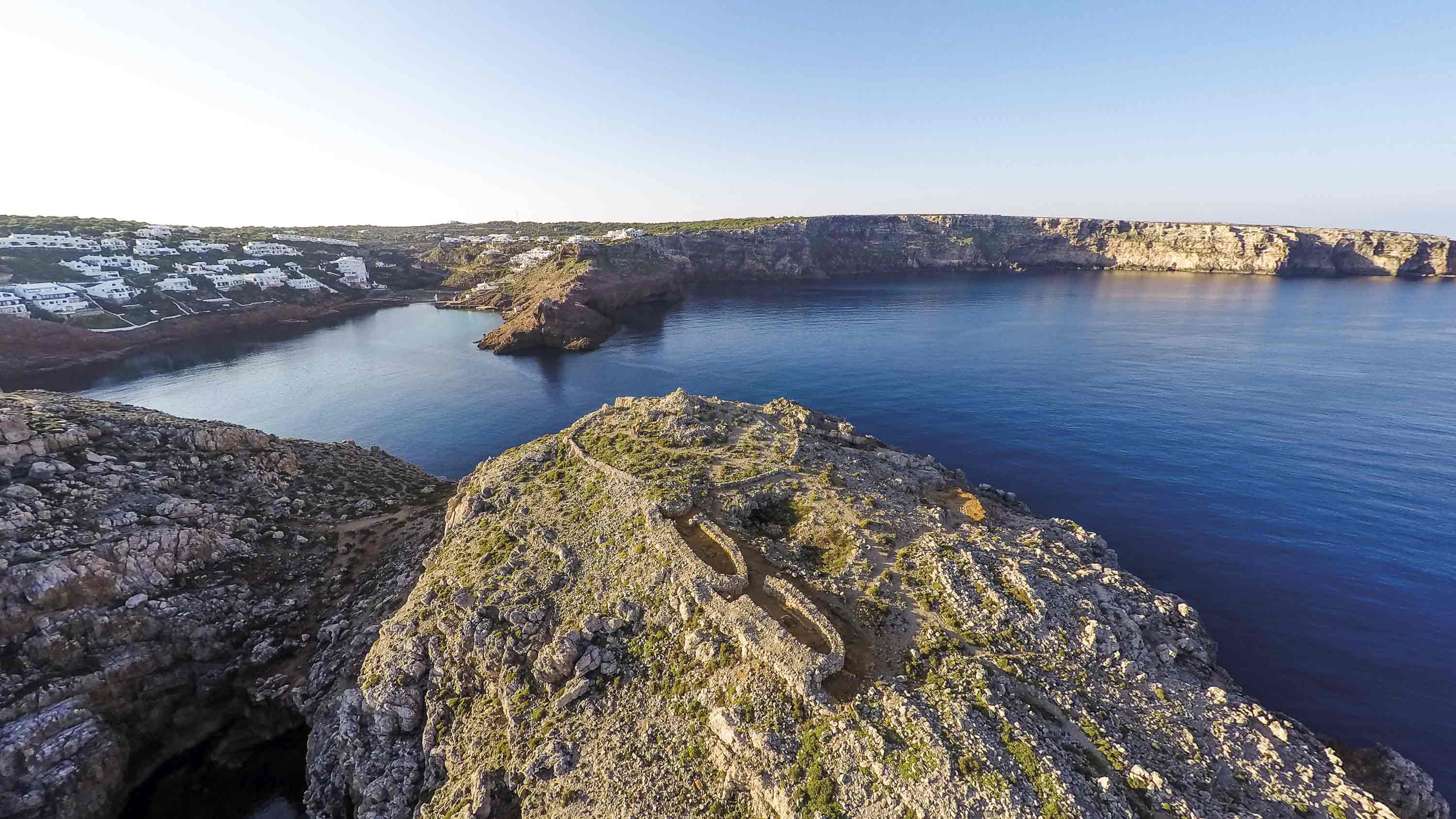 Menorca: una necrópolis con vistas al Mediterráneo