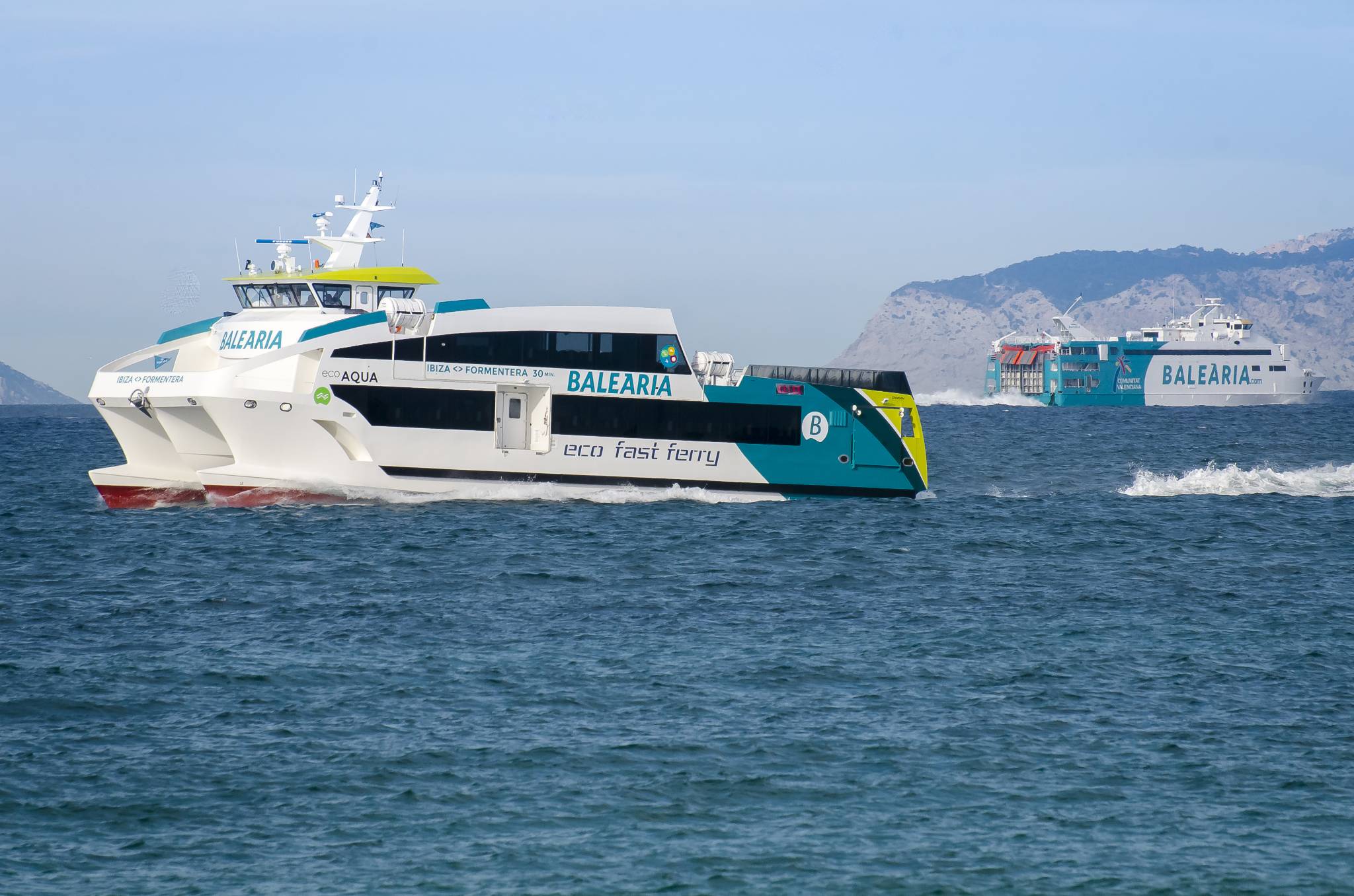 Ferry Eco Aqua de Baleària navegando entre Ibiza y Formentera