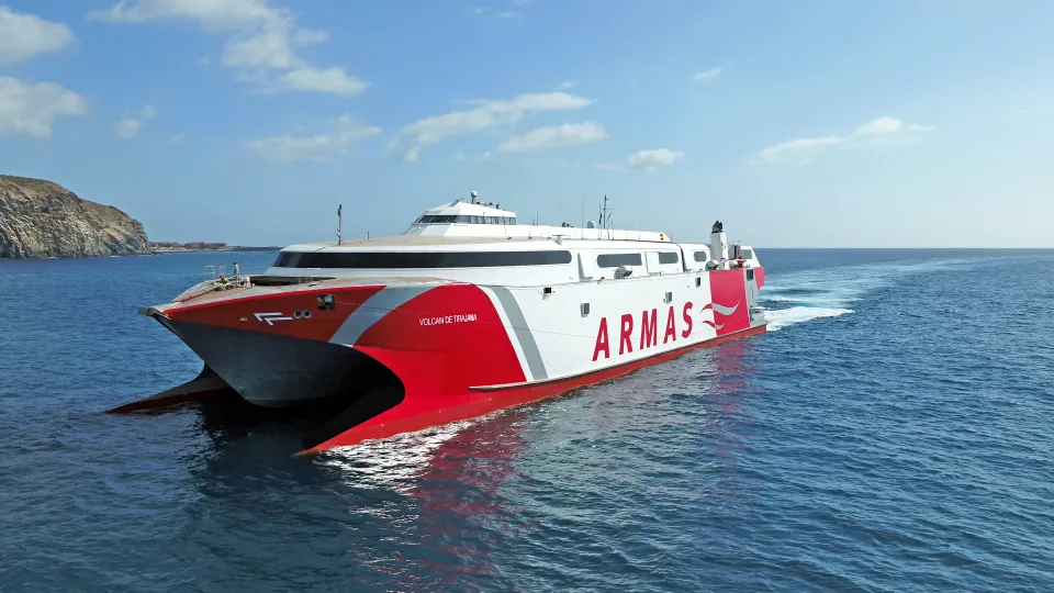 Fast ferry Volcán de Tirajana navegando por Canarias