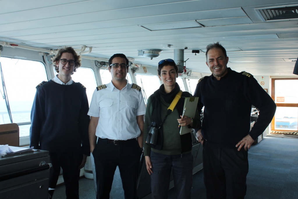 Scuderi con miembros de la tripulación de Baleària, durante el trayecto de Algeciras-Tánger Med.