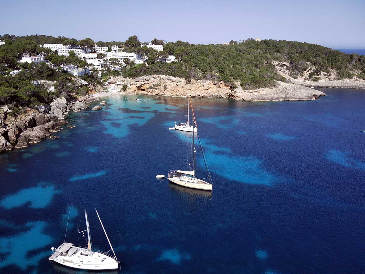 Disfrutando del mar otoñal de Ibiza