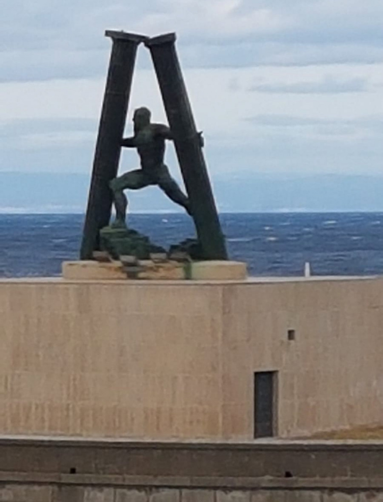 Estatua de Hércules en la bahía ceutí