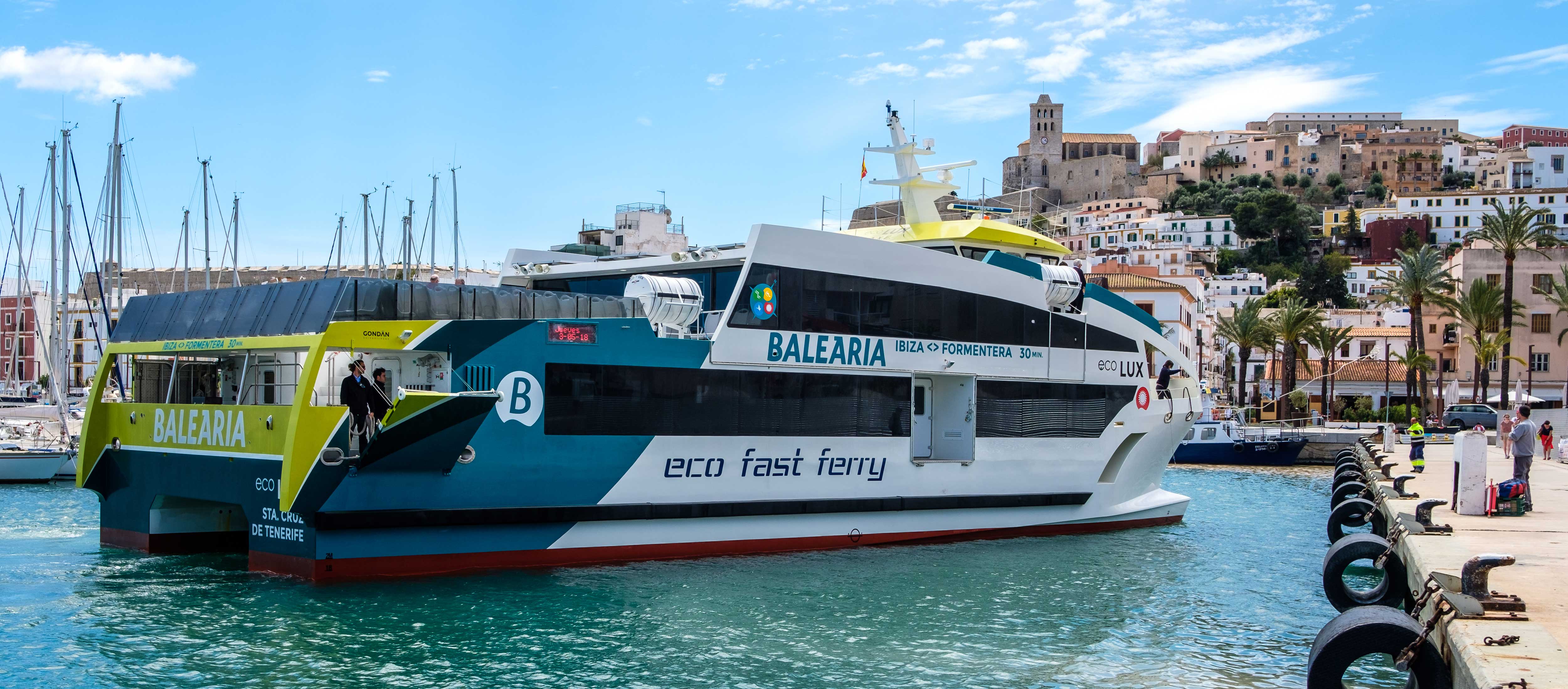 Estrenando el 'eco fast ferry', una travesía Ibiza - Formentera en el EcoLux