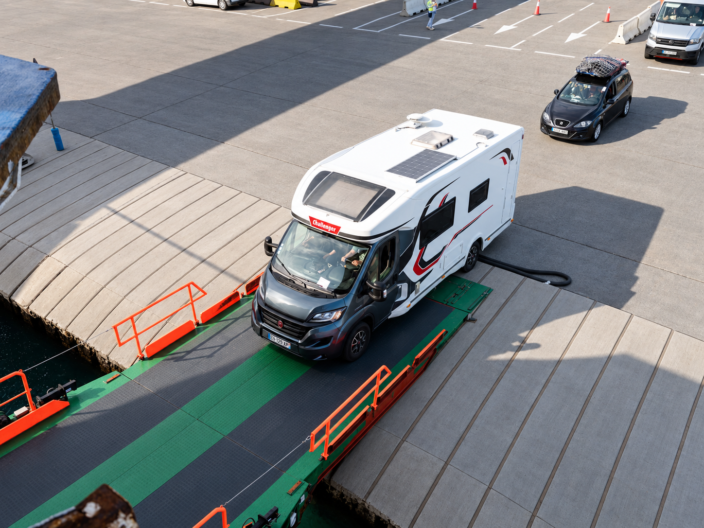 Autocaravana embarcando en el ferry