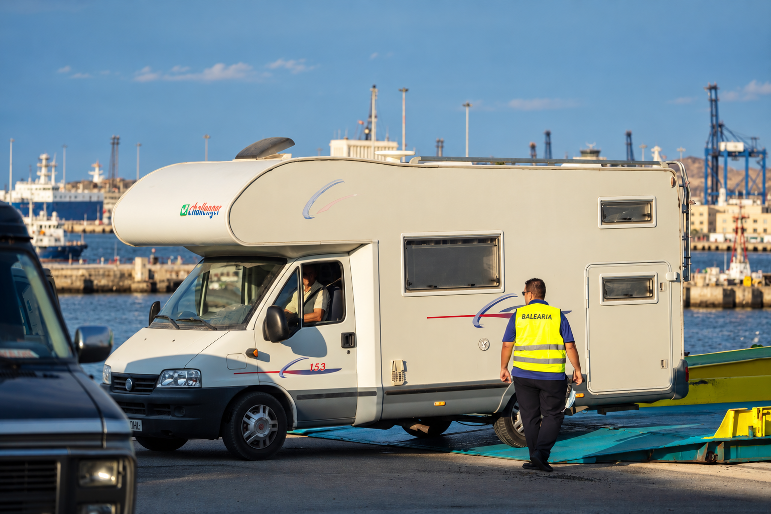Embarque de una autocaravana en el ferry