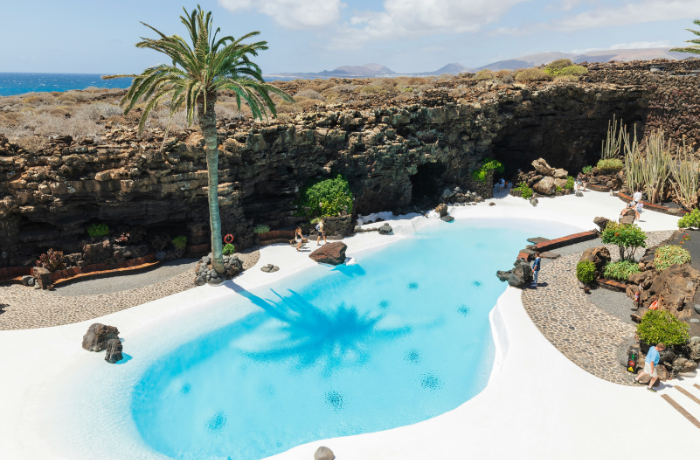 Carretera y paisaje volcánico de Lanzarote